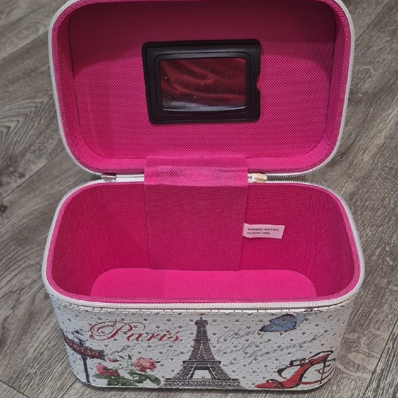Paris Themed Makeup Case - Picture 4 of 7